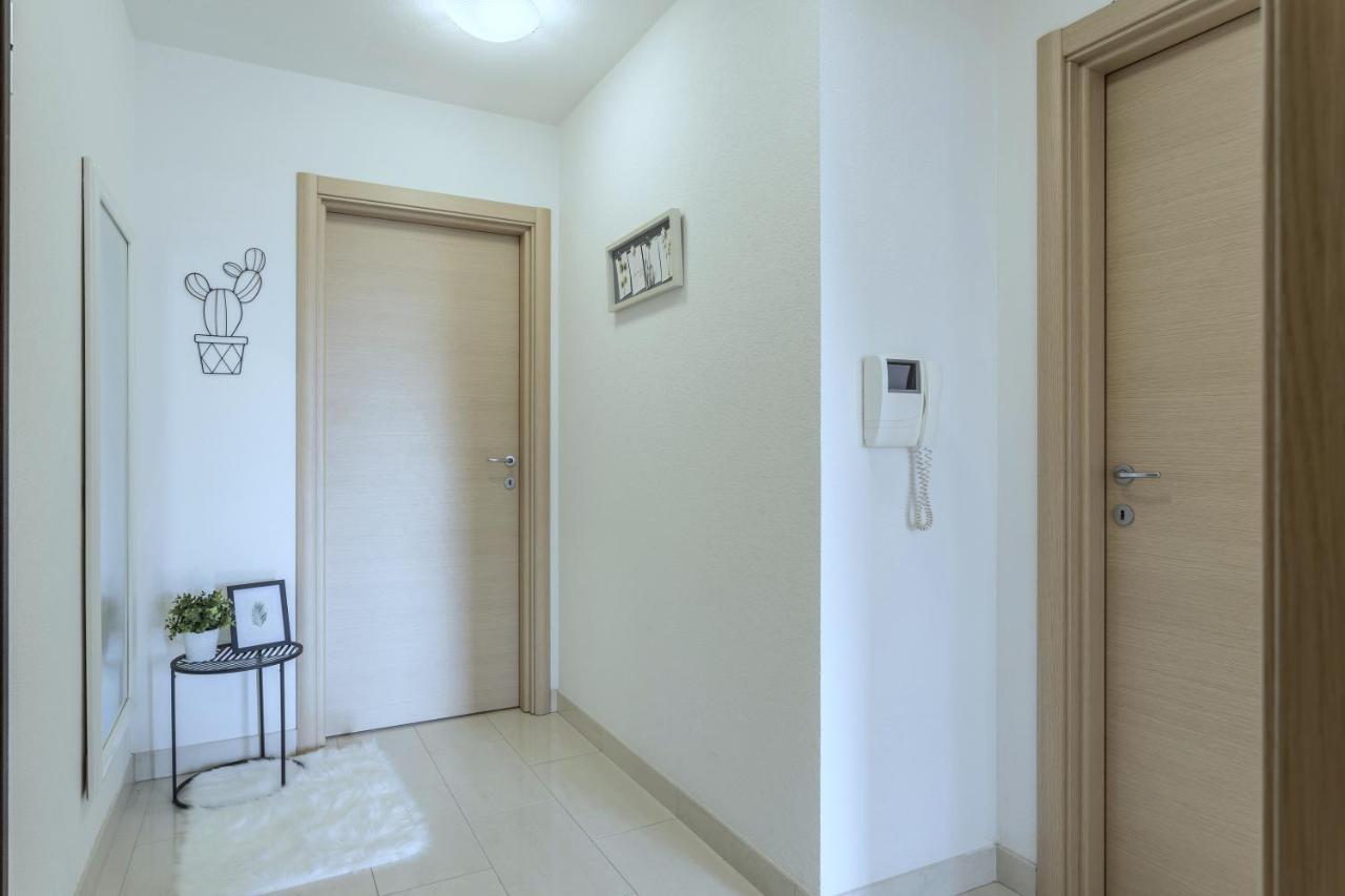 Iris Beach Apartments Kaštela Esterno foto