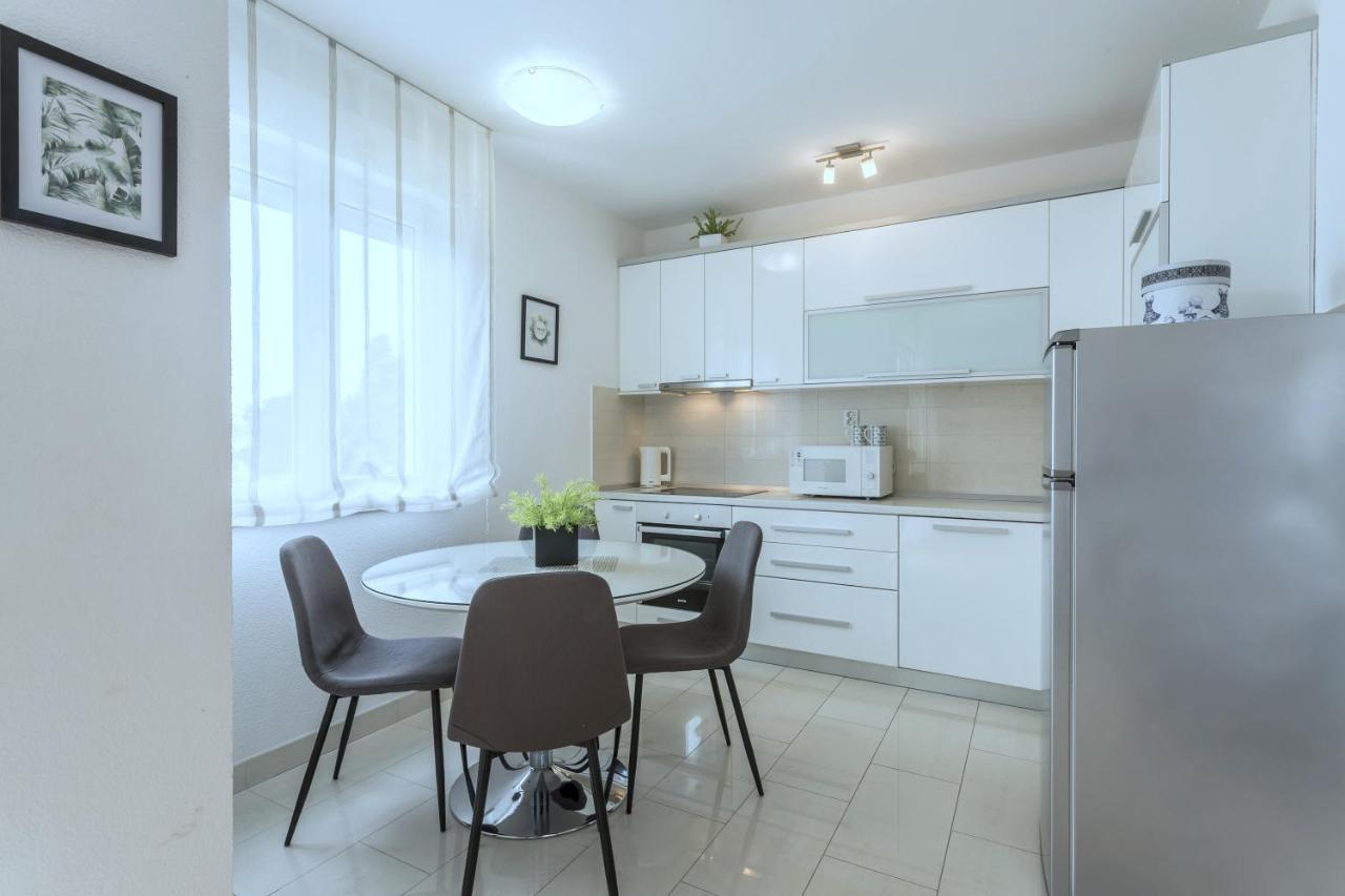 Iris Beach Apartments Kaštela Esterno foto